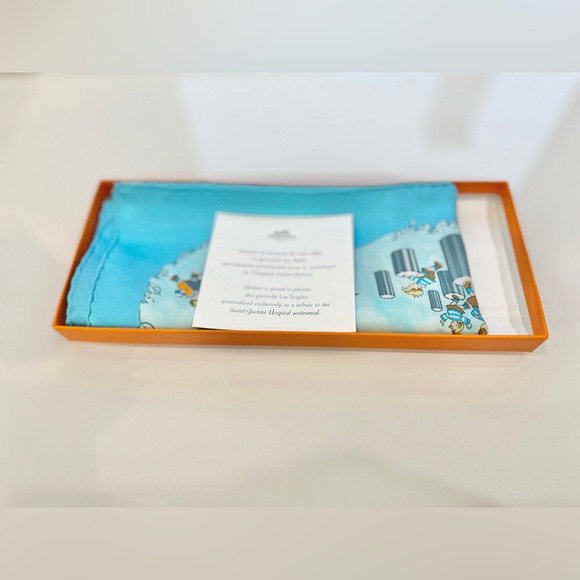 Authentic Hermès Carré Gravoche “Les Triplés” Uniquely Produced in Sky Blue - Picture 3 of 14